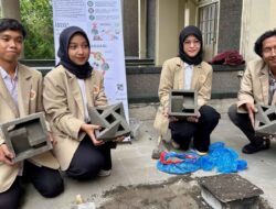 Lima Mahasiswa UGM Sulap Sampah Menjadi Batako