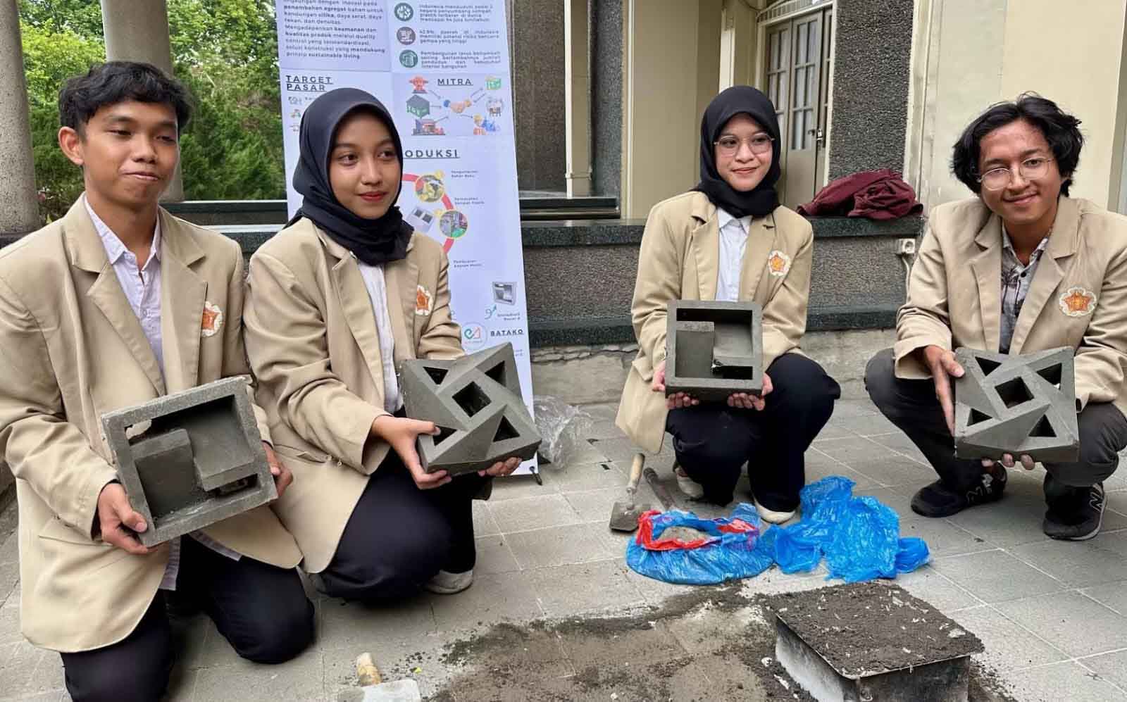 Berbekal eksperimen dan semangat soal banyaknya sampah, kelima mahasiswa ini berhasil berhasil merubah sampah di masyarakat menjadi batako yang mempunyai nilai jual