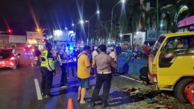 Diduga Kurang Fokus, Truk Tabrak Pagar Masjid Baiturrahman Banyuwangi