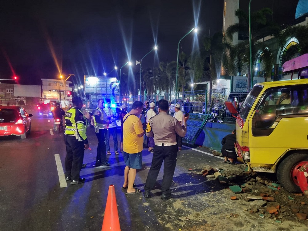 Diduga Kurang Fokus, Truk Tabrak Pagar Masjid Baiturrahman Banyuwangi