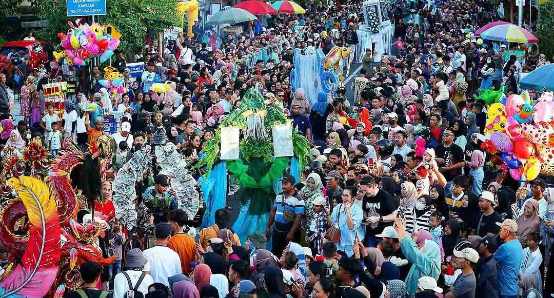 Pecah, Puluhan Ribuan Orang Hadiri Banyuwangi Ethno Carnival (BEC)