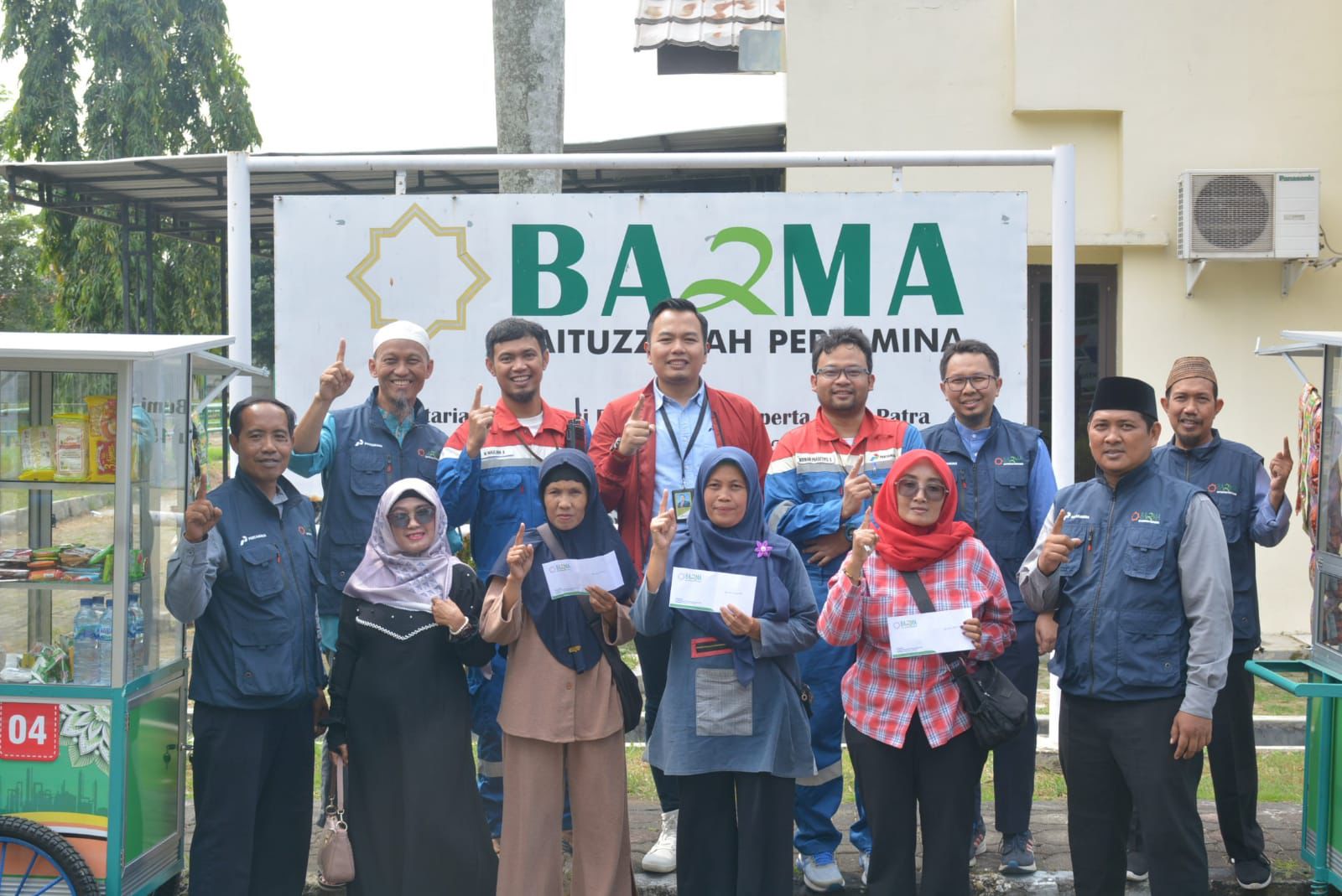 Peduli UMKM Pekerja Kilang Balongan beri Bantuan Gerobak Dagang