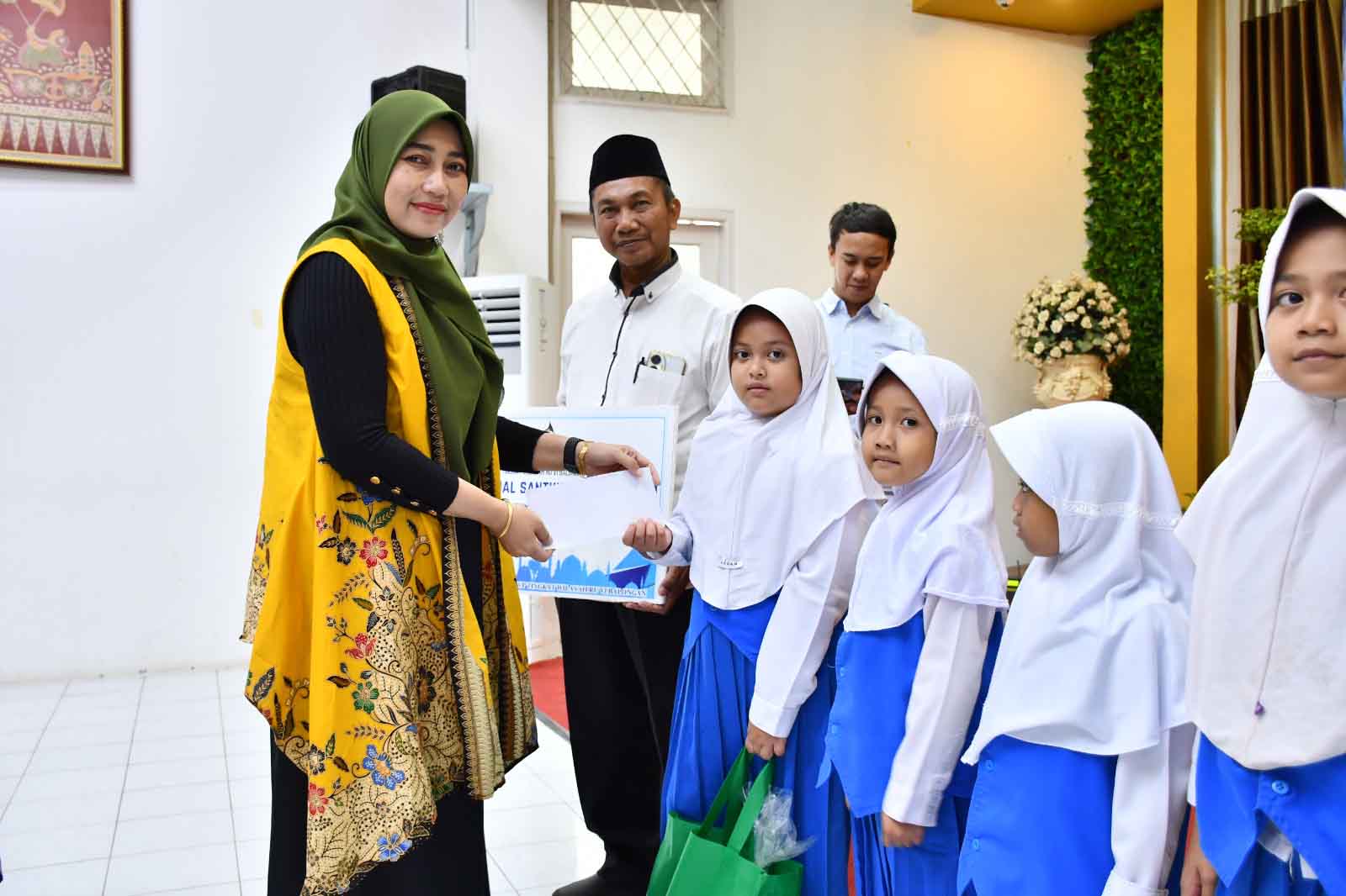 Pertamina RU VI Balongan melalui bidang Sosial dan Budaya menggelar bakti sosial dengan menyantuni 150 anak yatim