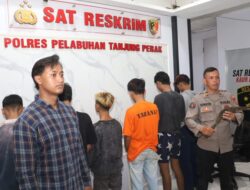 Tim Gabungan Satsamapta dan Unit Jatanras Satuan Reserse Kriminal (Satreskrim) Polres Pelabuhan Tanjung Perak Polda Jatim Mengamankan 6 Remaja di Jalan Kalianak Barat Surabaya Jawa Timur