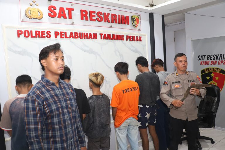 Tim Gabungan Satsamapta dan Unit Jatanras Satuan Reserse Kriminal (Satreskrim) Polres Pelabuhan Tanjung Perak Polda Jatim Mengamankan 6 Remaja di Jalan Kalianak Barat Surabaya Jawa Timur